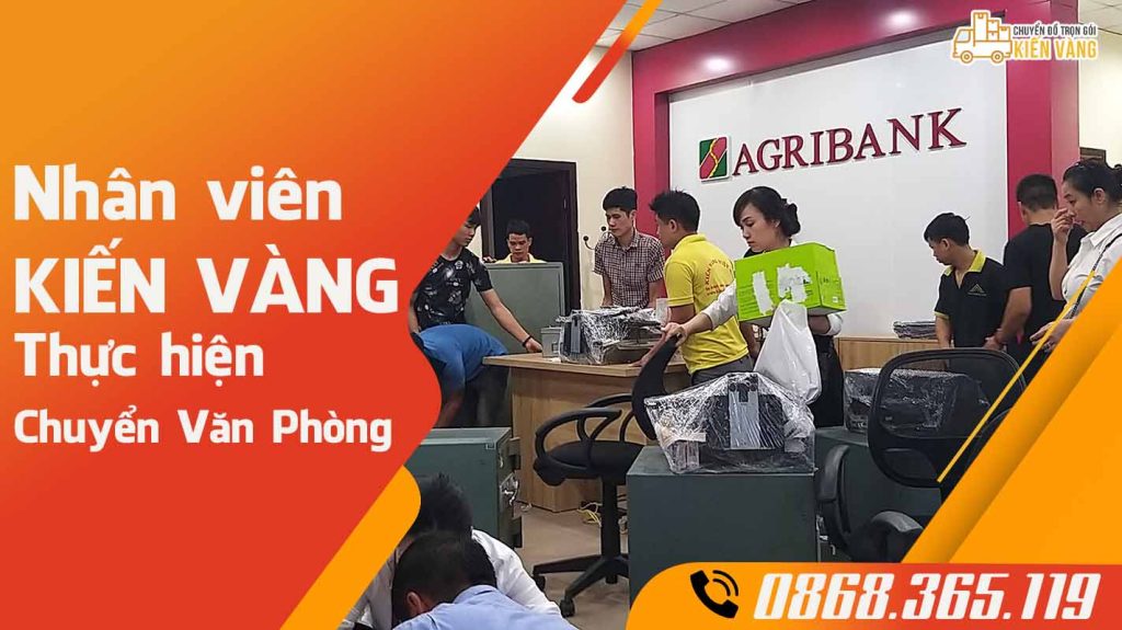 Nhân viên kiên vàng thực hiện công việc chuyển văn phòng tại ngân hàng Agribank