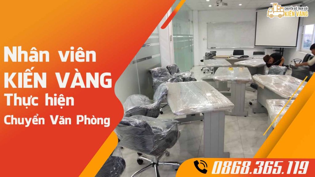 Nhân viên Kiến Vàng bọc lót bàn ghế văn phòng chống trầy xước trong quá trình vận chuyển
